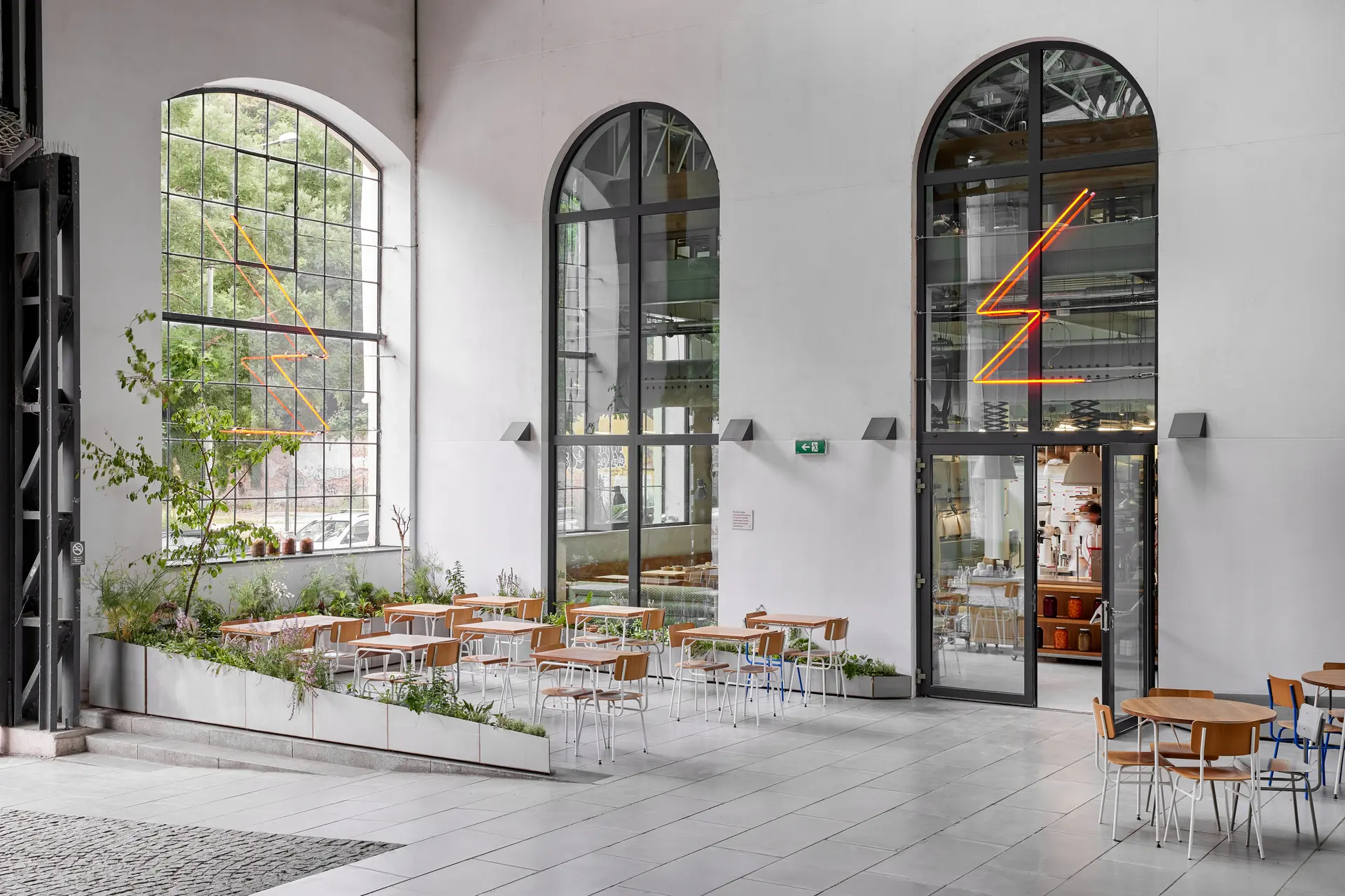 Exteriér Esky v pražském Karlíně.